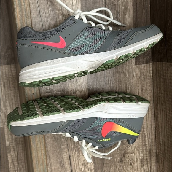 NIKE running shoes 5.5 relentless - Picture 3 of 4